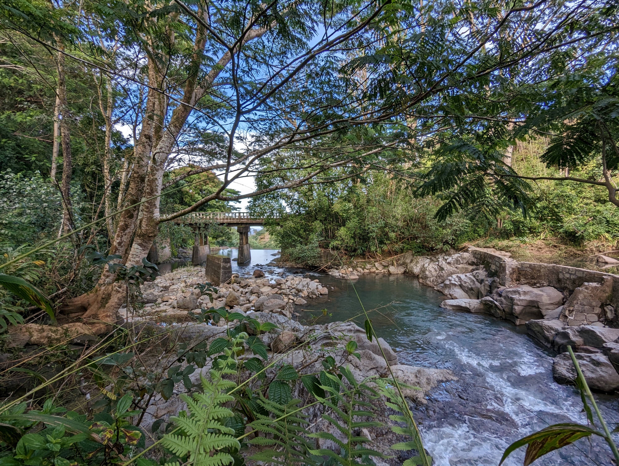 A picture of a bridge along the road to Hana, spanning a freshwater stream.